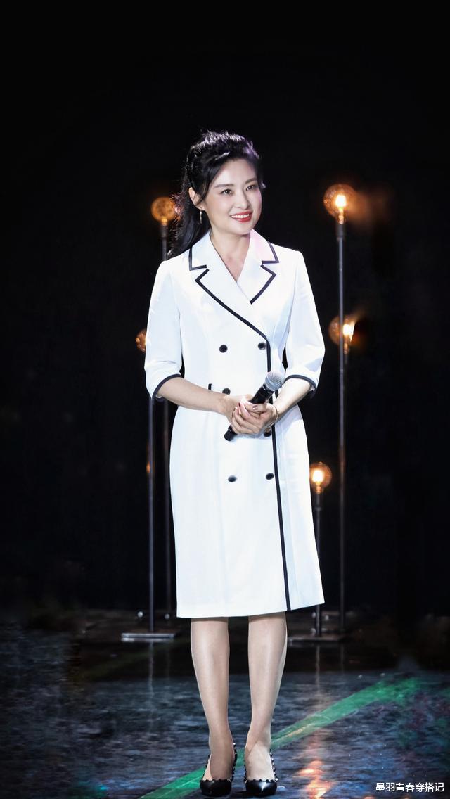 「西装」周涛半扎马尾火了！52岁头发还乌黑油亮，配白色西装裙端庄减龄