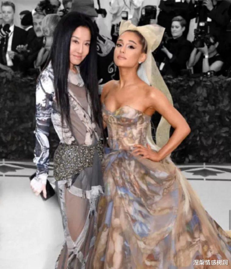 [美国]71岁华裔设计师晒美照，一双腿堪比17岁少女，特朗普女儿是她粉丝