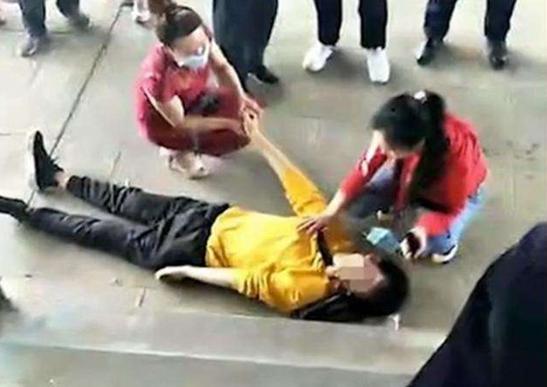 #血友病#27岁医生疑被宠物狗绊倒，血流不止不幸去世，网友：有病别遛狗