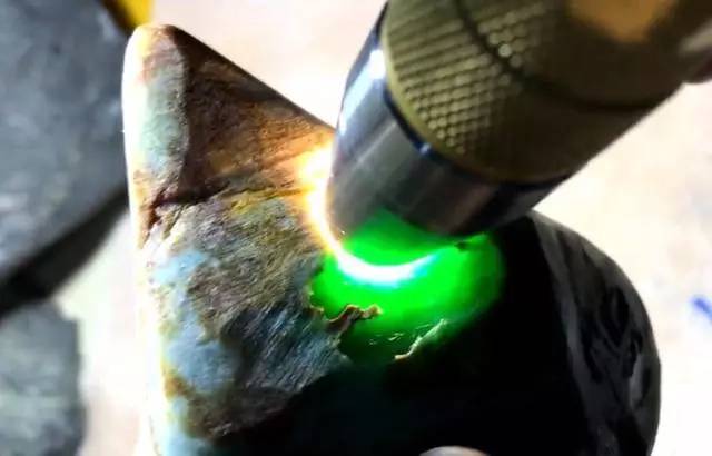 翡翠|100万拿下的?翡翠赌石，一刀切开货主直接跳起来！