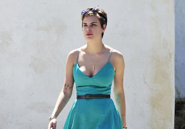 |塔卢拉·威利斯穿蓝色吊带裙清新美丽，留短发干练有气质！