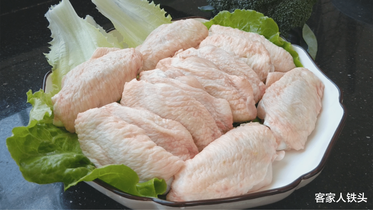 鸡翅▲12个鸡翅打入1个鸡蛋,入锅简单一做,上桌大人小孩抢着吃,真香