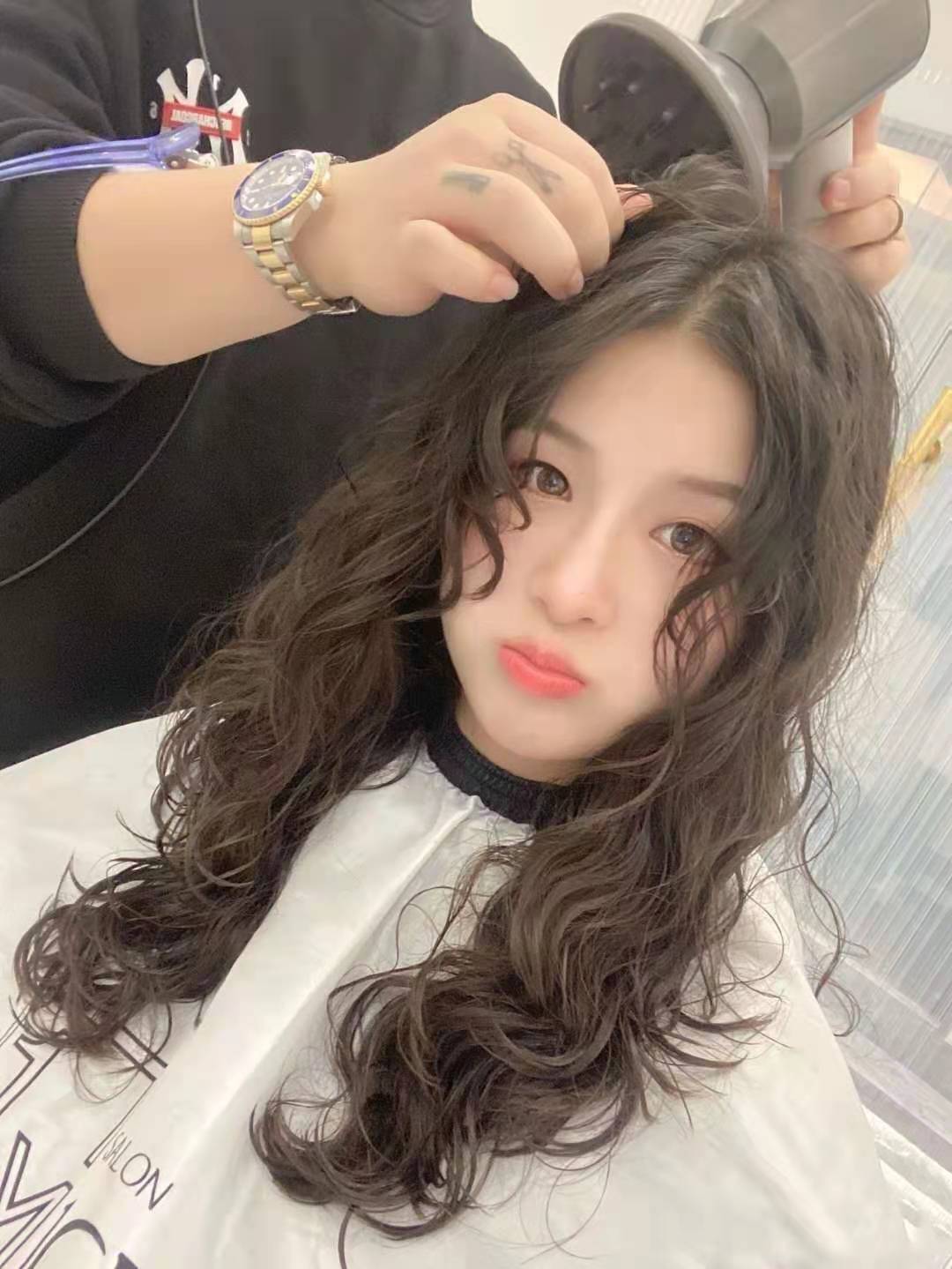 发型|适合18岁到40岁女人的卷发，年轻人烫简约时尚，中年人烫洋气减龄