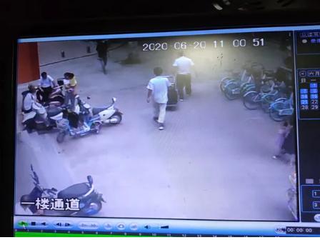 福州地铁:每天几百盒便当被放绿化带,有肉有菜有米饭!郑州环卫工:只敢看不敢吃