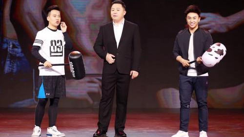 「释小龙」释小龙：童星出道，2岁学武，5岁出演电影，被称为李连杰接班人