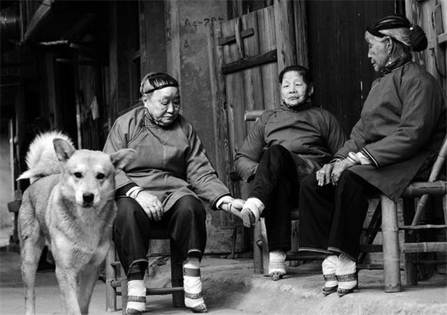 后宫史|她16岁因“三寸金莲”嫁富商,不让子孙帮洗脚,90年来仅丈夫看过