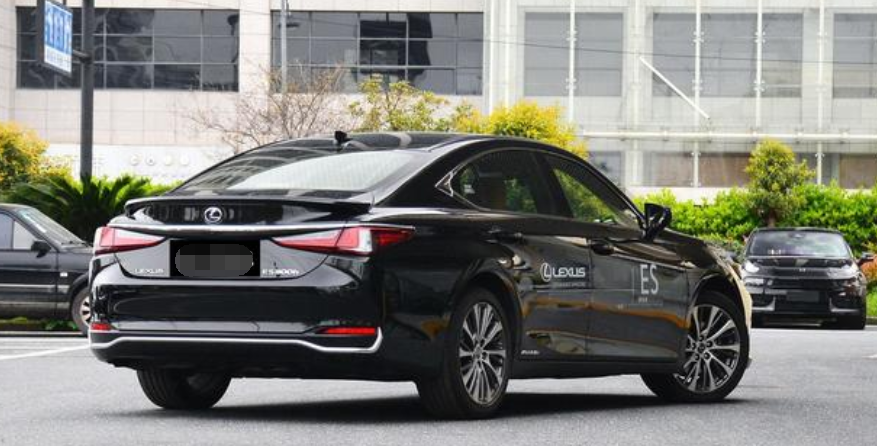 雷克萨斯ES▲雷克萨斯ES都不到30万了，还不香？比A6L便宜6万多，关键还保值