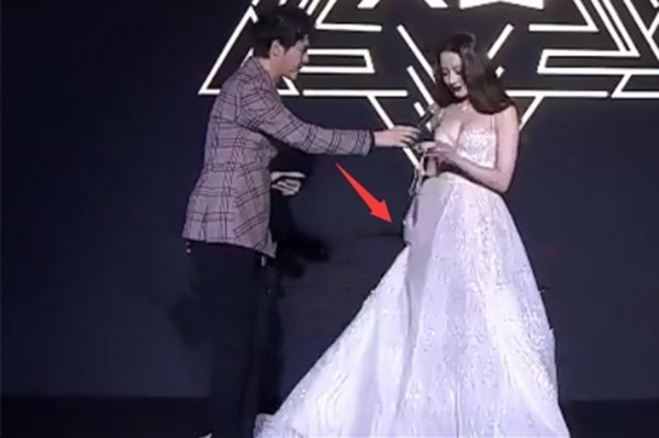 迪丽热巴|被主持人不小心踢开裙子，热巴下一秒的反应，真实人品藏不住了