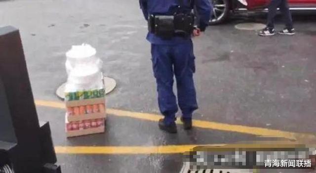 「消防员」消防员吃完6份免费小龙虾，睡不着了，消防员：这个男人必须找到