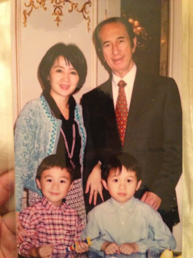 何猷君|何猷君内涵其他房考不上牛津，却被扒出亲妹妹何超欣也是花钱上学