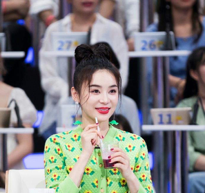 穿衣搭配|袁姗姗的米老鼠发型火了，搭配绿外套太公主，镜头扫到脸：僵了？