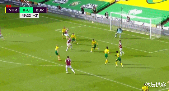 诺维奇|0-2！英超垫底队疯狂10连败，半场只剩9人，后卫把球停进自家大门！