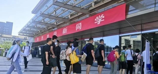 大学|女儿超本一线132分，爸爸却说供不起，网友霸气回应：学费我出