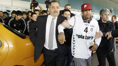 「艾弗森」NBA最奢侈的球星，拿钱养着50多个跟班小弟，跑车是一次性用品