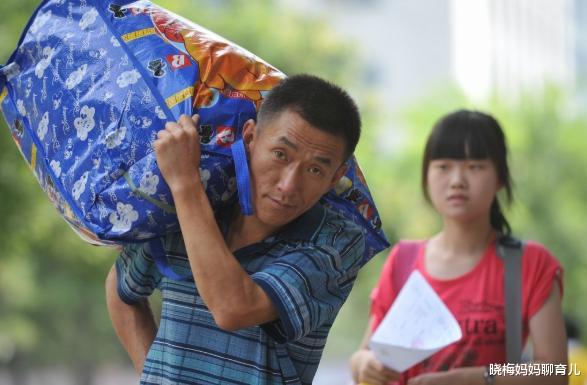 大学|收到录取通知书,父母很开心打开却哭了,懂事的孩子选择“复读”