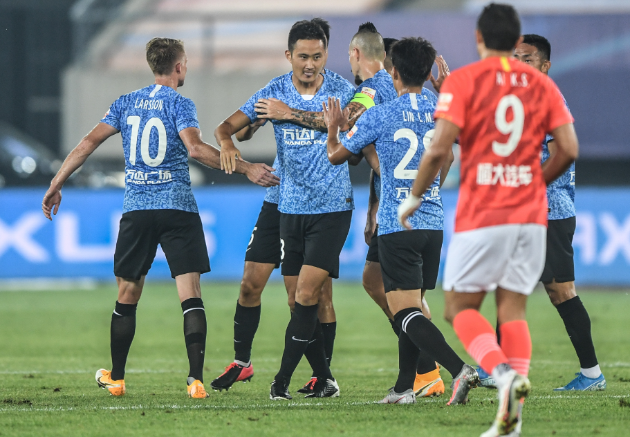 广州恒大|中超积分榜，恒大守住榜首，鲁能4连胜追平积分，大连7轮不胜垫底