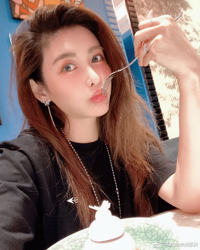 「简恺乐」蝴蝶姐姐3任前男友曝光：有百亿富二代和男模特，都是花心大萝卜