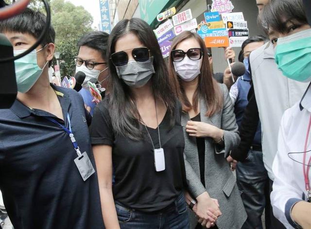 『刘真』群星现身刘真灵堂哀悼！小s一言不发难掩悲伤，13年好友泪崩不舍