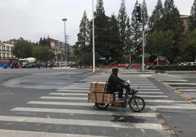 时间要闻|直击上海5死7伤车祸现场，男孩侥幸逃生：晚1秒，我就没了