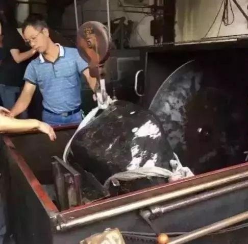 #翡翠#小哥心宽500000买下巨型原石，以为稳了，切开一片白茫茫！