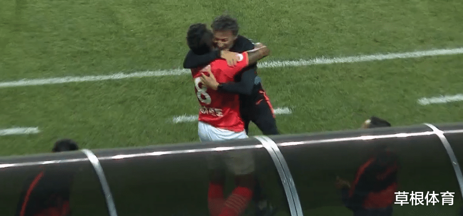 保利尼奥|恒大太强了!开场7分钟就领先,保利尼奥破门,狂奔庆祝拥抱助教