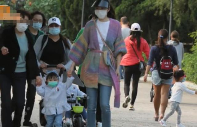 【熊黛林】熊黛林一家六口公园郊游，双方亲家母合体带孙女散步相处融洽