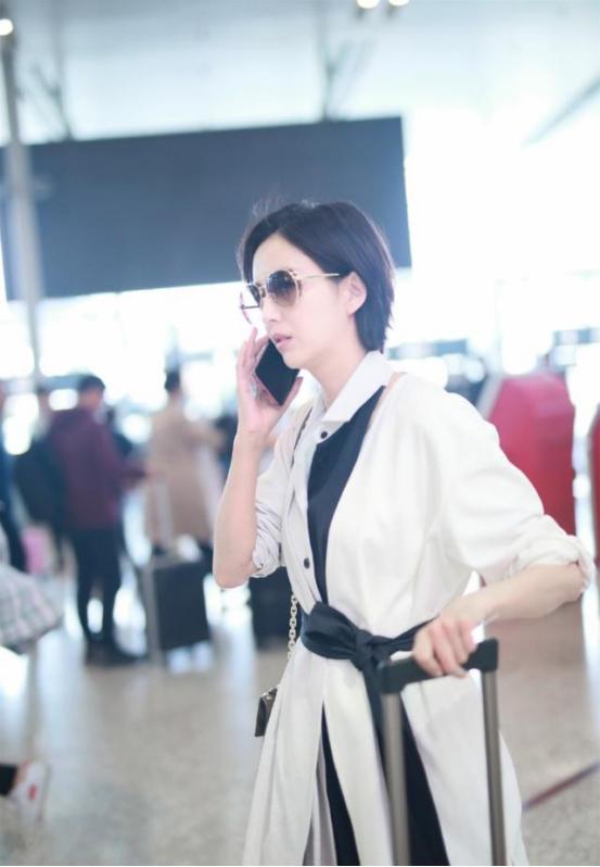 佟丽娅▲佟丽娅身材好穿啥都不差,宽松风衣加腰带,小细腰依旧迷人招摇