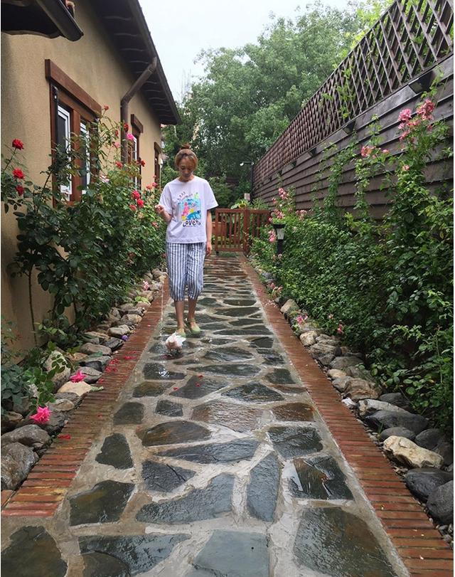 无忧无虑|李小冉晒出自己的家，嫁人后生活无忧无虑，家里还有个超豪华院子