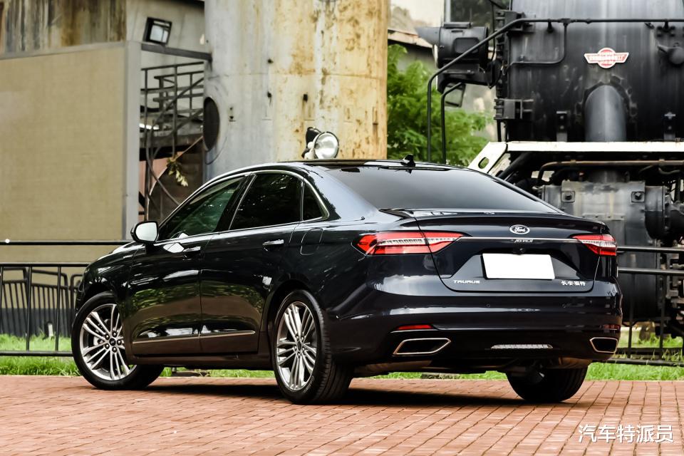 『福特金牛座』被严重低估的C级车,245马力+8AT,气场与奥迪A6看齐,才20万出头