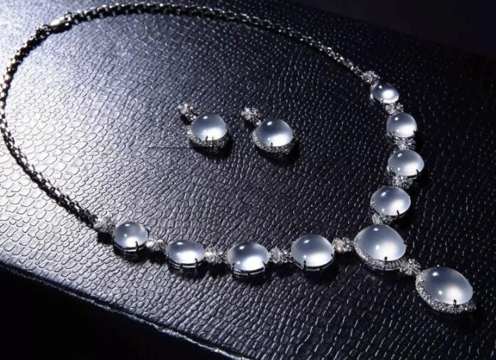 翡翠:越贵的翡翠就一定越好吗?如何用最少的钱购买适合自己的翡翠