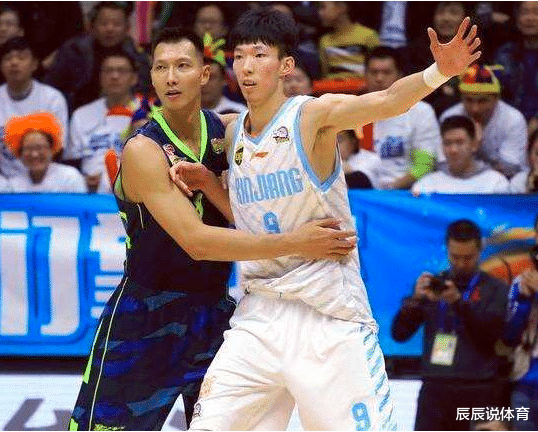 「周琦」易建联带头降薪50%，周琦举动惹争议，网友：凭本事拿的，为什么要降