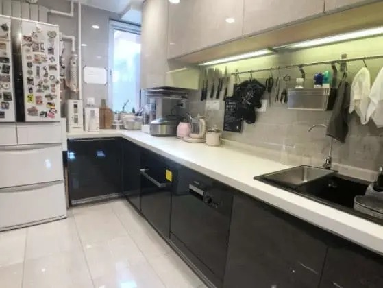 【】在房子里住了4年后，厨房总是和新的一样好，多亏了橱柜设计