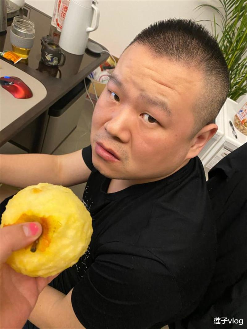 岳云鹏■岳云鹏半夜想吃苹果，老婆削好后却一脸嫌弃，网友：这刀功真没谁了