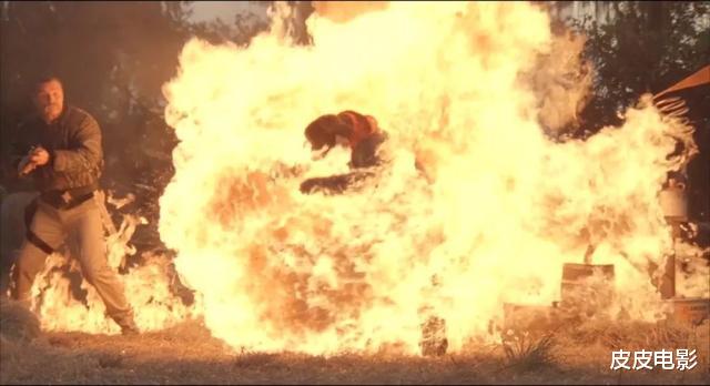 [吴宇森]1993年，吴宇森拍出这部B级片，美国票房大卖，香港影迷却怒给差评