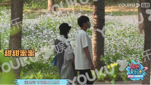 『唐艺昕』张若昀夫妇在公园野餐，唐艺昕超大孕肚十分显眼