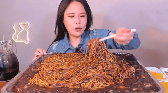 炸酱面|大胃王吃30斤“炸酱面”，手中筷子却露馅了，网友：我也吃得完！