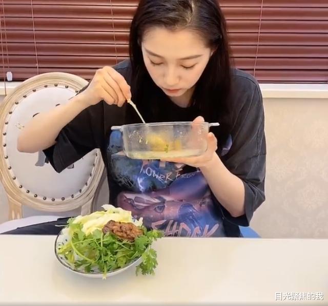「关晓彤」关晓彤当吃播，本以为是作秀，看到最后吃多少，真是中了减肥的毒