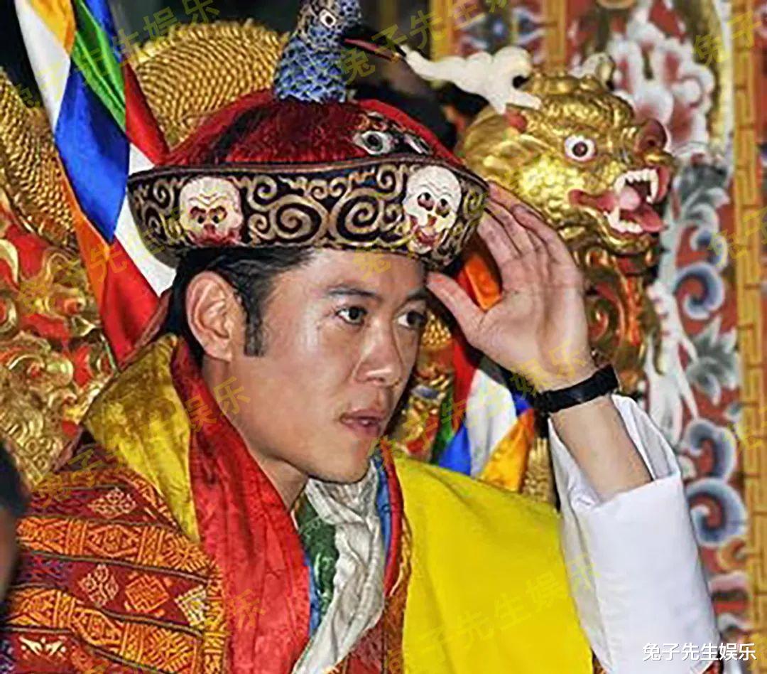 30歲不丹王後婚姻艱難，被國王摟肩笑得僵硬，反抗王室虛偽的愛情-圖3