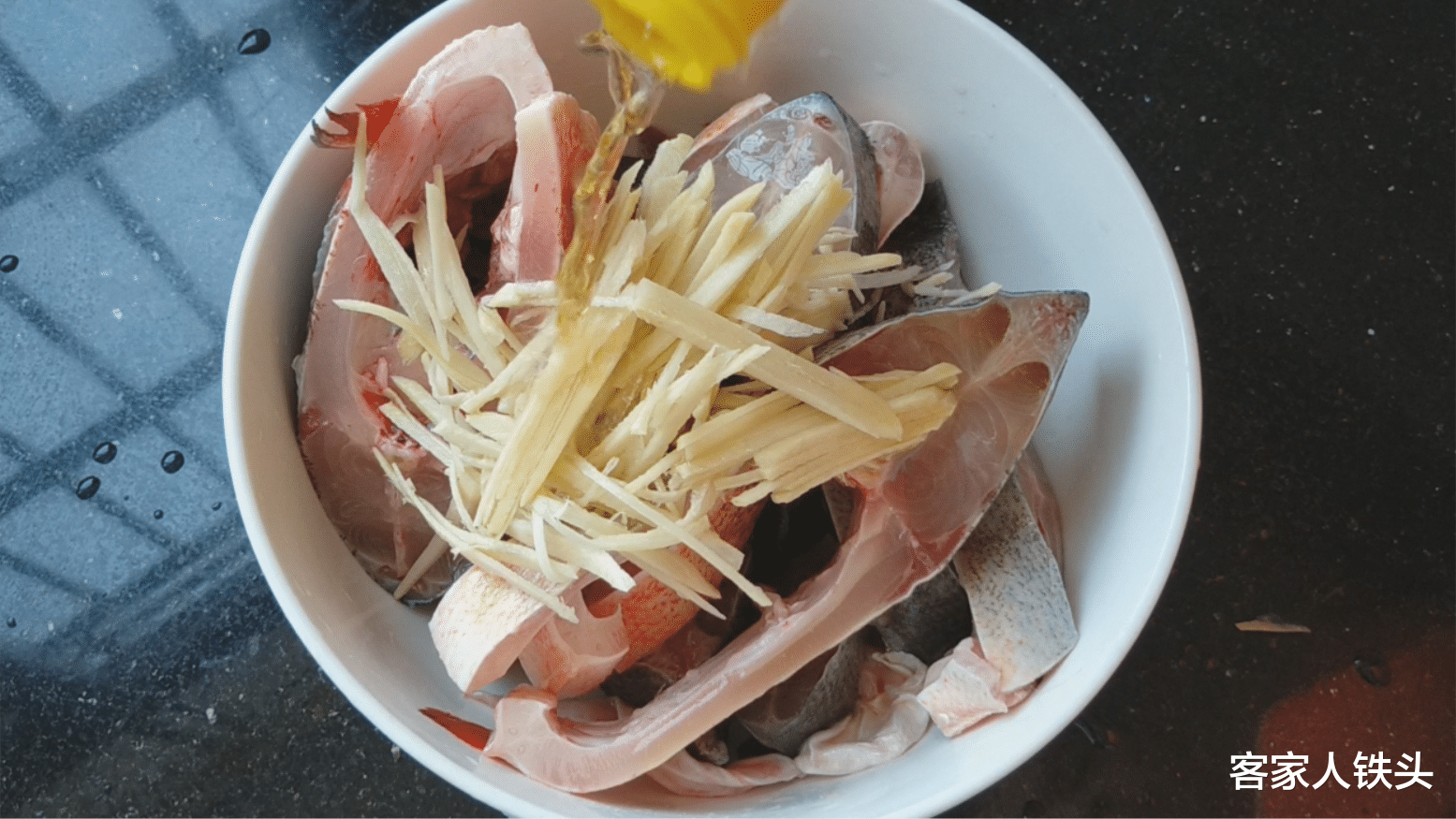 「食材」天热吃鱼,教你懒人新吃法,切一切搅一搅,8分钟出锅营养又嫩滑