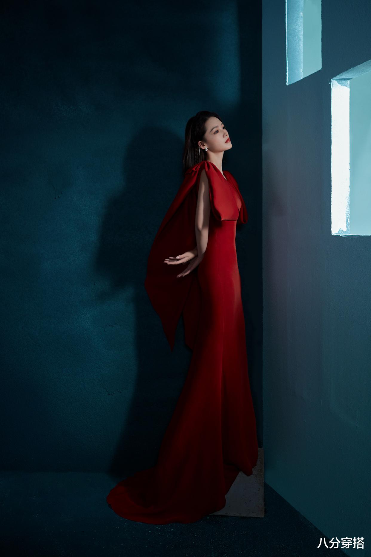李沁又美得“過分”瞭，一襲大紅色連衣裙精致高級，神秘高貴-圖2