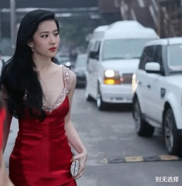 有種“放得開”叫劉亦菲，穿綁帶紅裙不露腰身不秀腿，卻美得驚艷-圖2