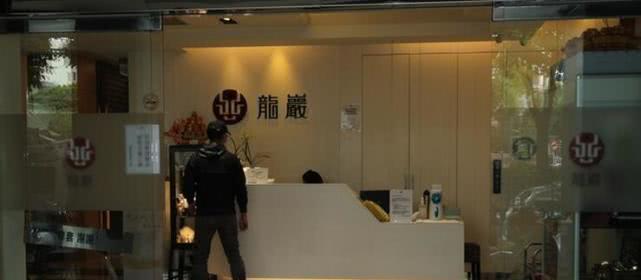 刘真：爱妻刘真病逝后，辛龙首度露面打点灵堂，身形消瘦面容苍白憔悴