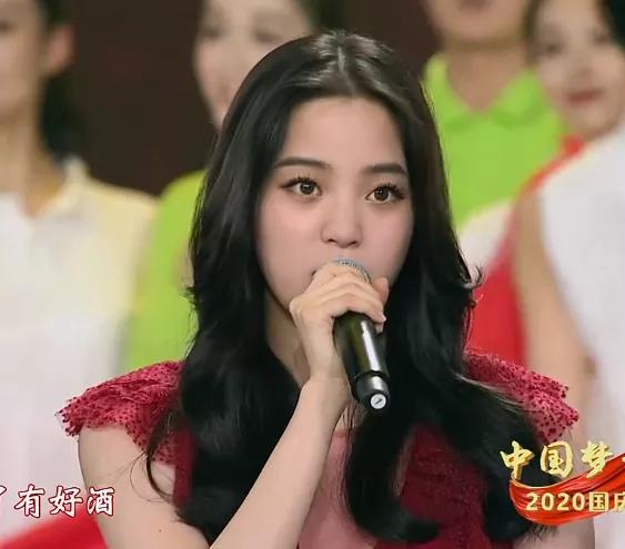 迪丽热巴|国庆晚会怼脸拍：唐嫣苹果肌抢镜，热巴脸变长，关晓彤状态最好