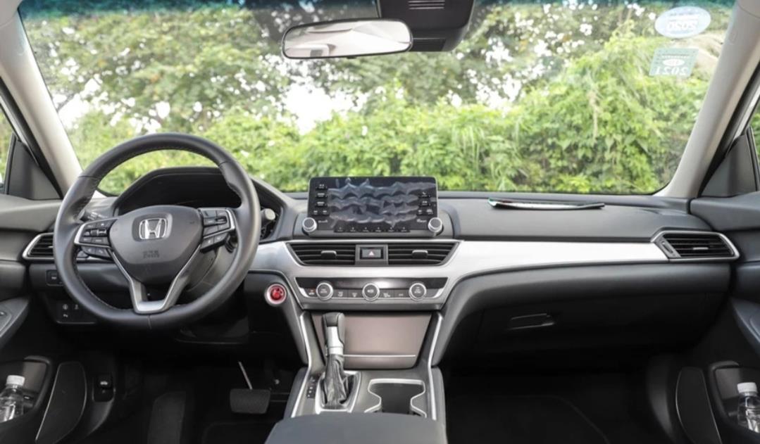 本田雅阁|20万落地凯迪拉克CT4,两个月后开十代雅阁,车主:两车差距太大