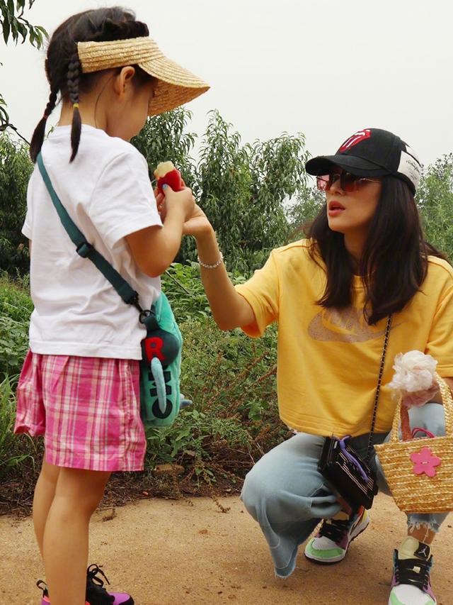 章子怡|杨幂与章子怡同框被秒成渣!侧脸扁平没辨识度,怎么鼻子也有点怪