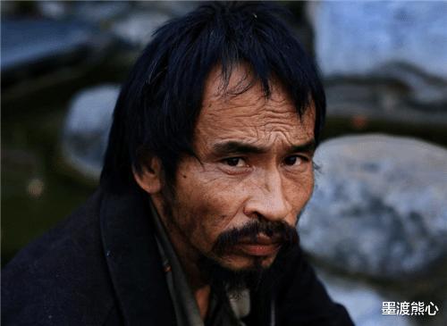 「虫洞」樵夫砍柴碰见仙人下棋,棋罢已过百年,难道是误入时间虫洞?