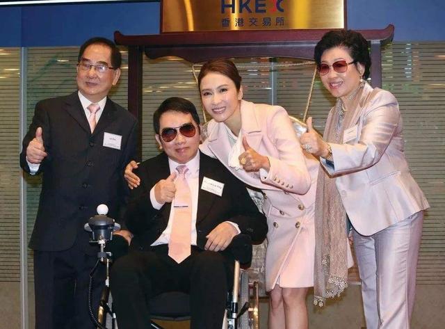 『发型』黎姿合照男发型师!急不可耐戴口罩都要剪头发,发型师虽老却时髦