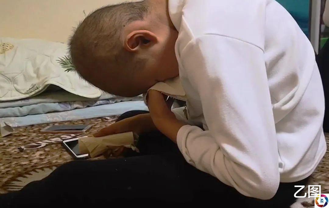 乙图|女孩喊肚子疼，爸爸带她检查后崩溃，医生从她肚中取出“怪物”