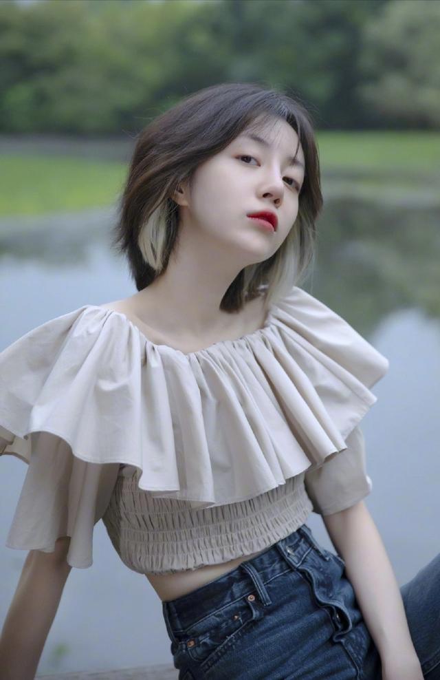 李溪芮|31岁李溪芮参加冷门综艺，坐实腿精称号，挂耳染发型引领时尚潮流