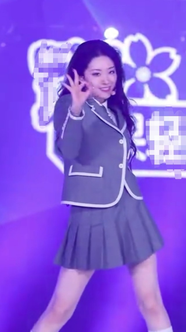 极简|喻言不愧是变脸大师，录制主题曲时笑容甜美，暂停后瞬间变冷漠脸